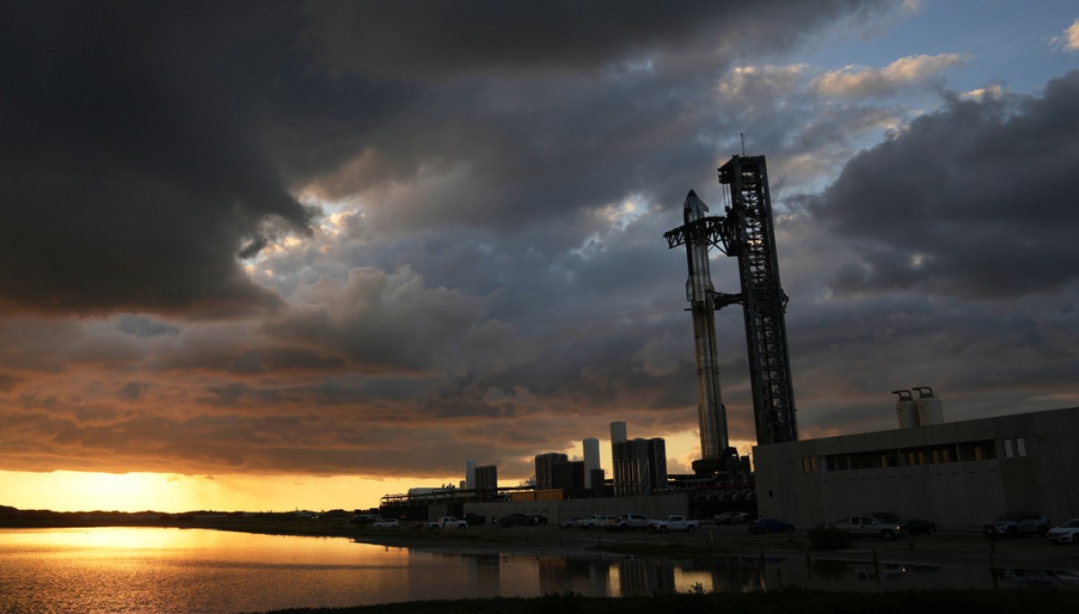 Abbott deflects report Texas could sell public beach to SpaceX