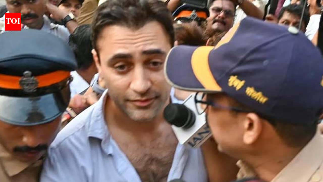 Imran Khan seeks urgent stay on notice to leave India by October 28, moves to Bombay High Court: Report |