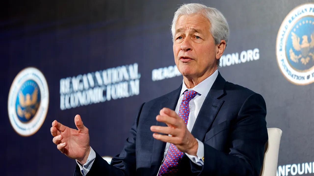 Jamie Dimon warns of inflation and interest rate threats to economy