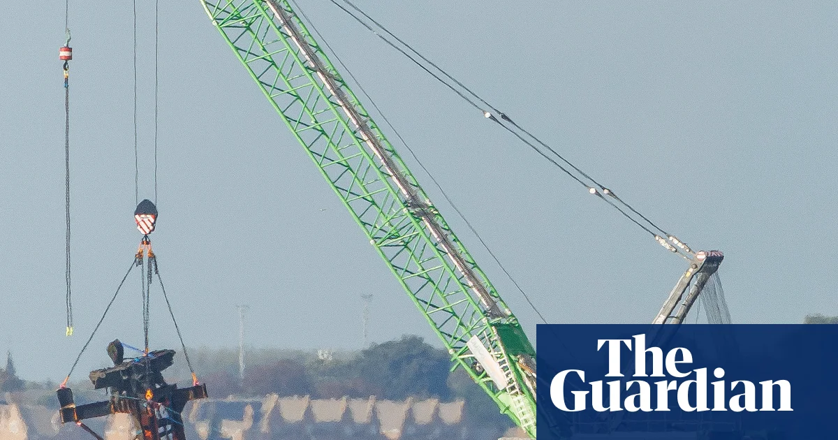 Masts removed from bomb-laden WWII ship in Thames in bid to avoid explosion