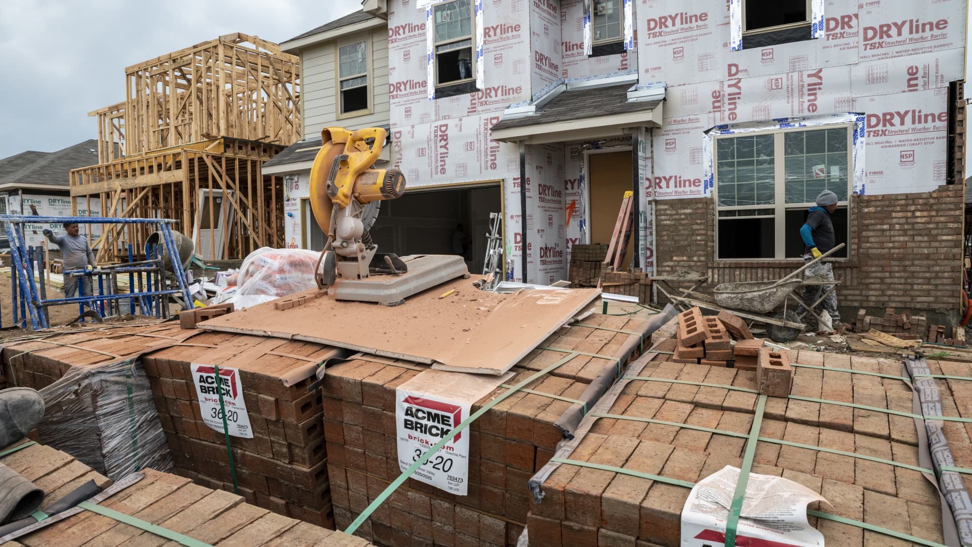 Rayonier stock: Timberland REIT trades 40% below NAV