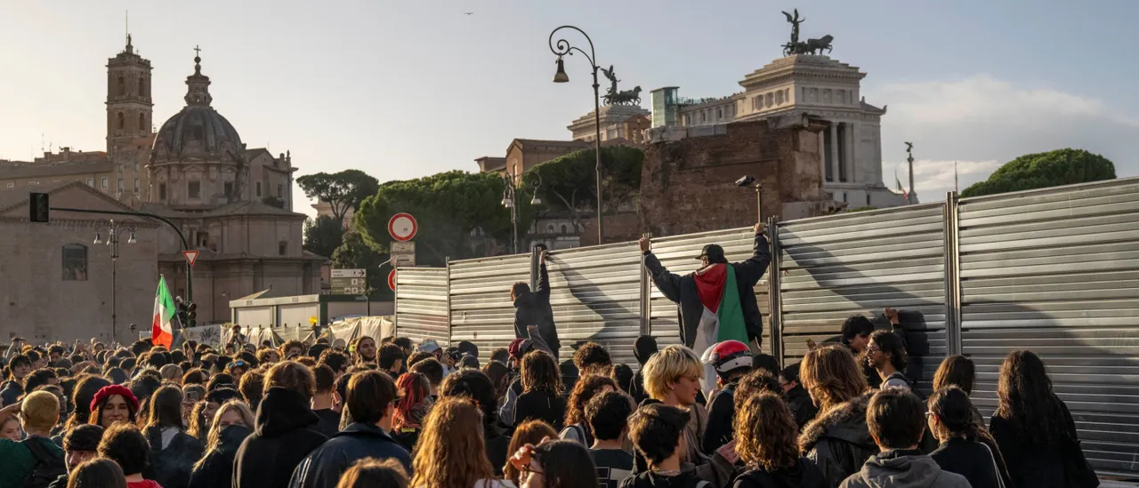 Rioters Waiving Palestinian Flags Clash With Security Forces At The Gates Of The Colosseum